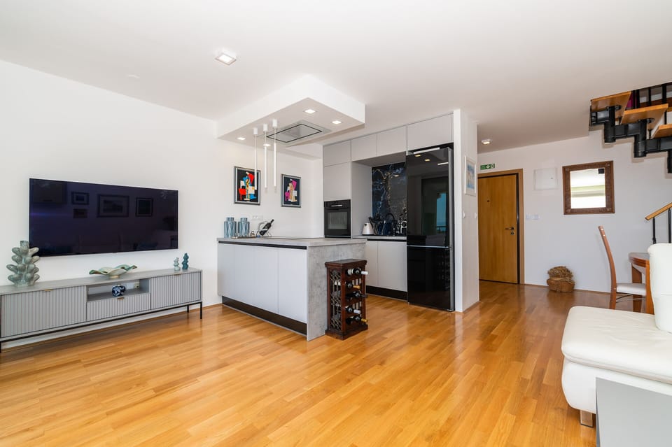 Kitchen with full amenities + Smart TV 
