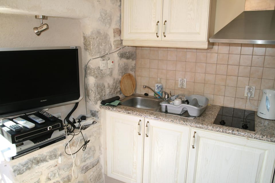 Well equipped: TV, DVD player, ADSL receiver, kitchenette, small hob, fridge.