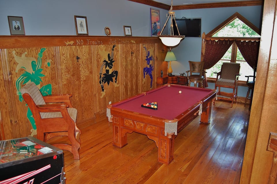 Game Room, 2nd floor, Pool table, Wet Bar, TV, Pinball