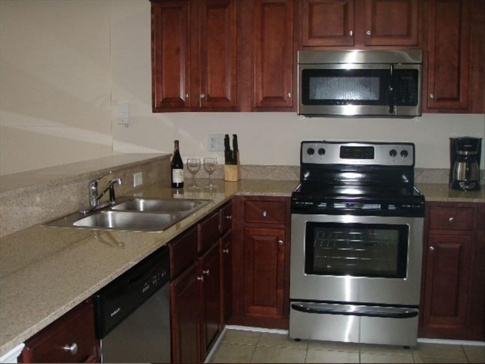 Upgraded Stainless Steel Appliances w/ Granite Counter Tops