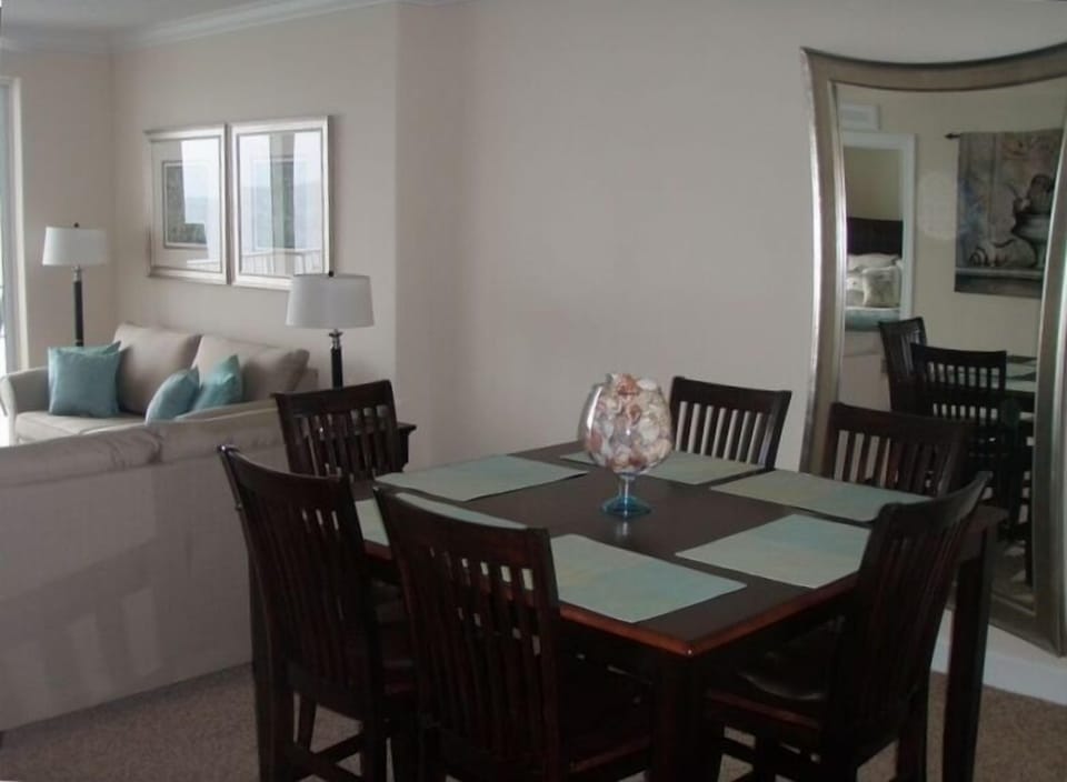 Dining Room w/ Seating for Eight