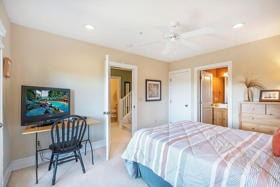 Guest Bedroom--- Queen Size Bed, Downstairs