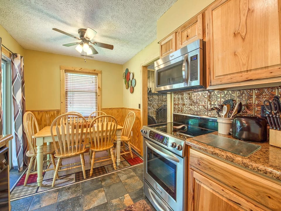 Fully funtioning kitchen with eat-in dining area.