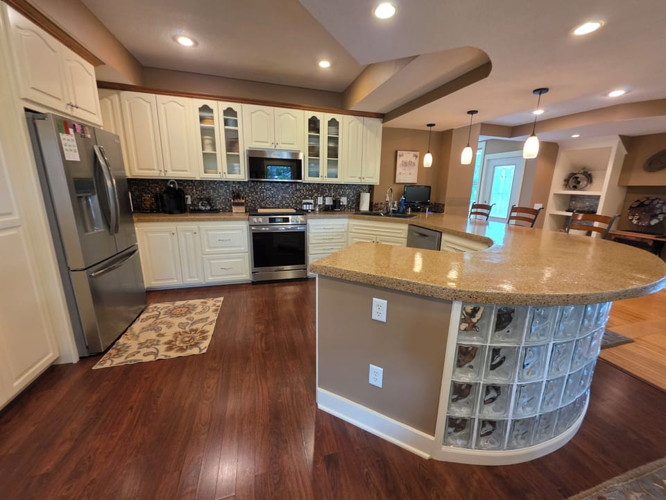 Kitchen & Breakfast Bar