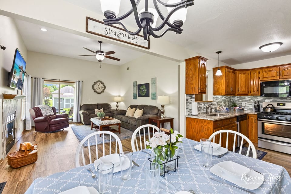 Spacious eat in in dining room that looks into living room.