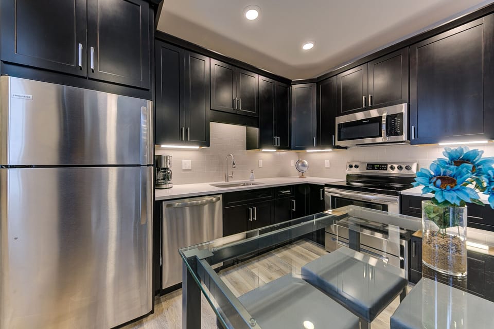 Eating area and full kitchen