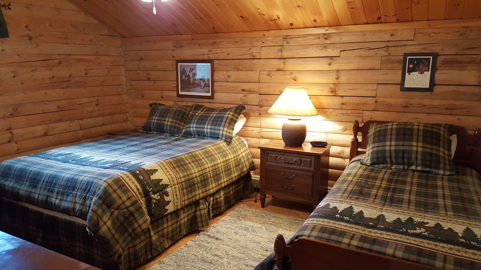 Second bedroom with a queen and twin bed.