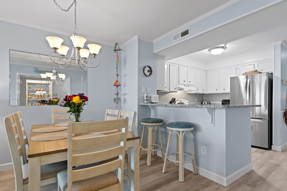 Dining Area and Breakfast Bar