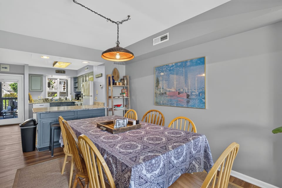 Dining area with Breakfast bar seats 10 and is located on the 2nd floor