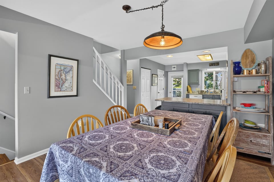 Dining area with Breakfast bar seats 10