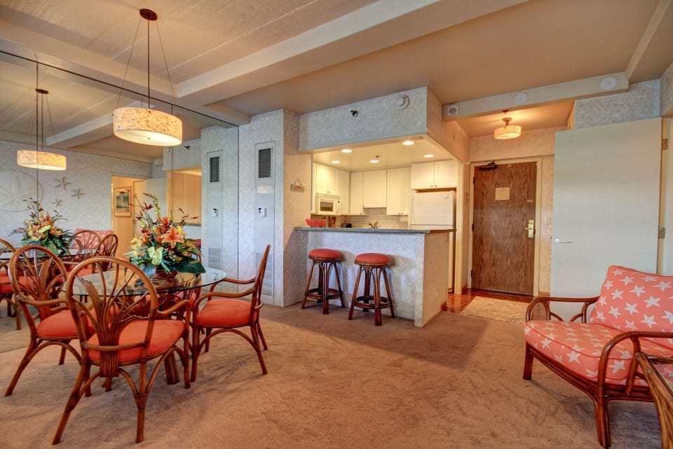 Dining Area 4 at the table or 2 at the bar