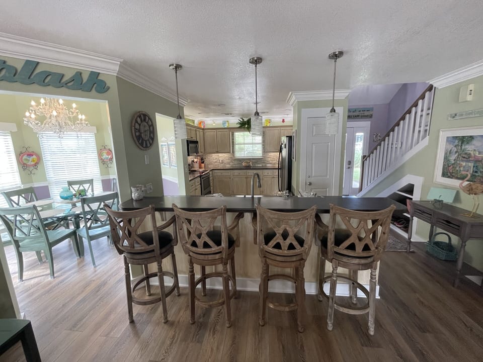 Kitchen bar with four bar stools