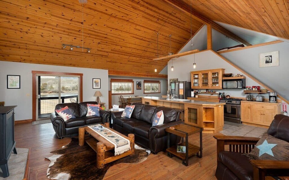 Overview of great room.