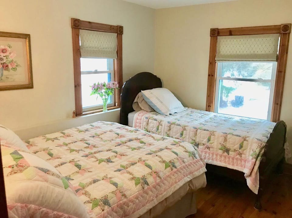 Bedroom with double and twin bed on second floor.