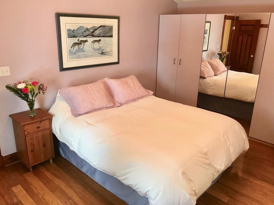 The Mystic Room -second floor w Queen Bed. Dresser, cupboards & overlooks garden