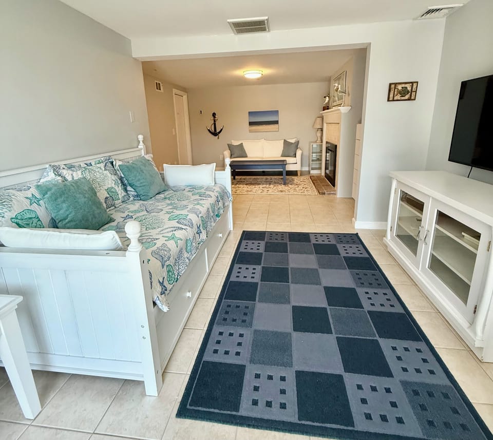 Daybed suite bedroom