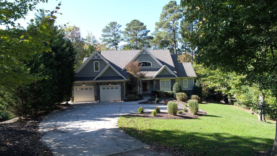 Front yard with lots of space to play 