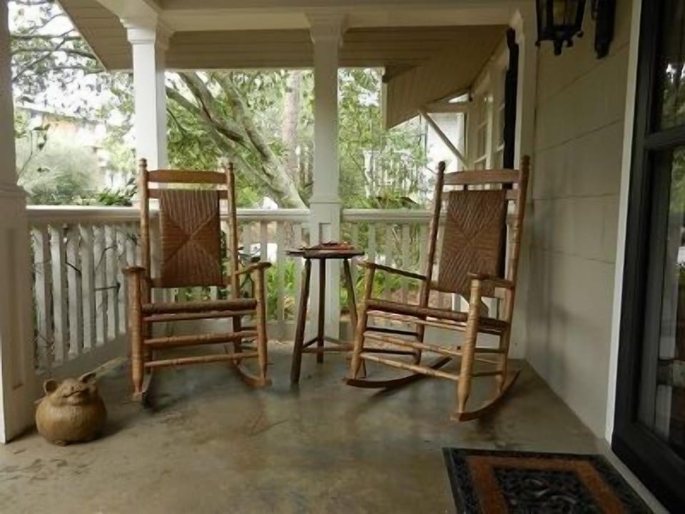 Enjoy the leisurely enviroment of old world Florida. Have your morning java here