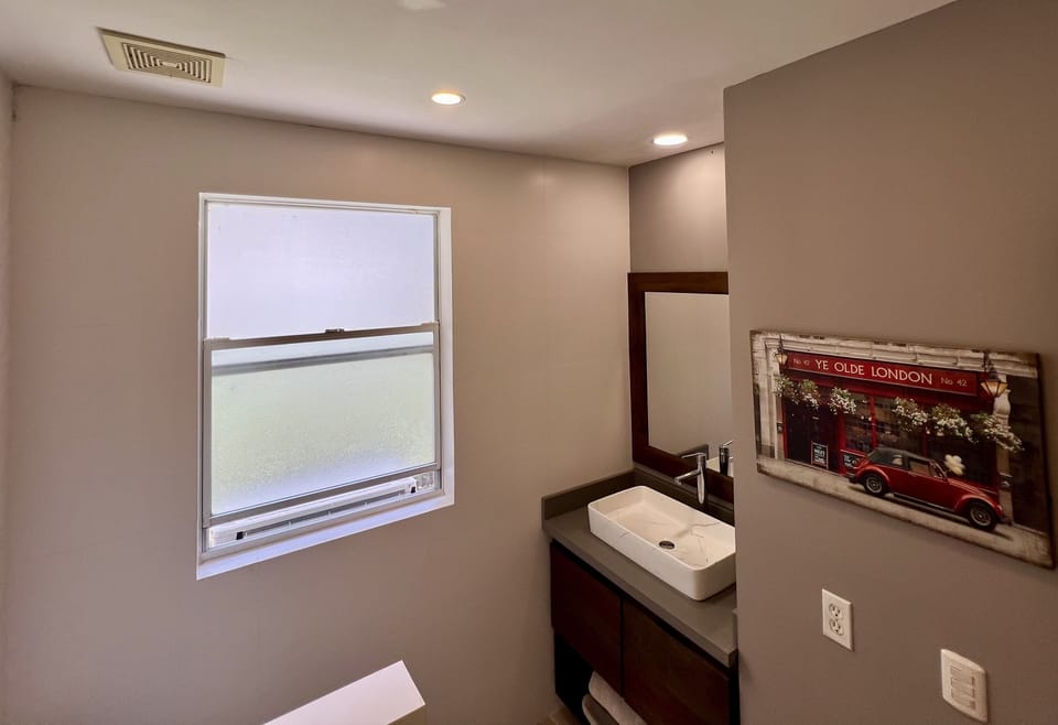 Upper level shared bathroom 