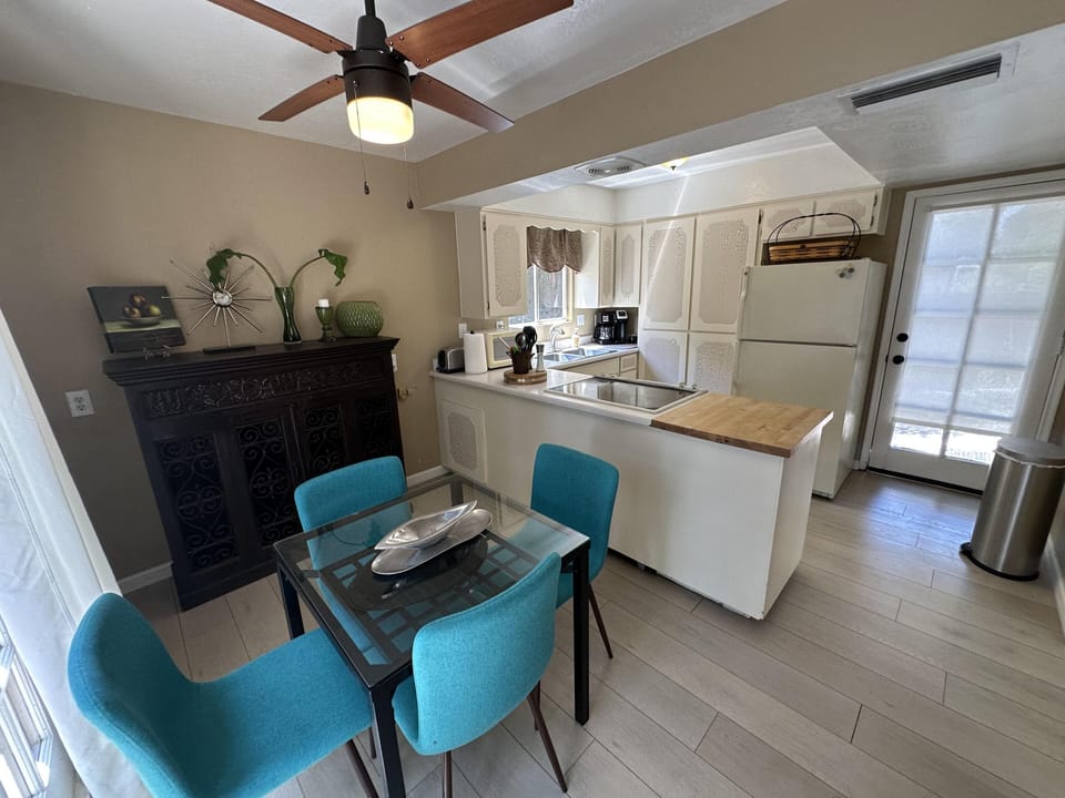Fully equipped kitchen with dining space