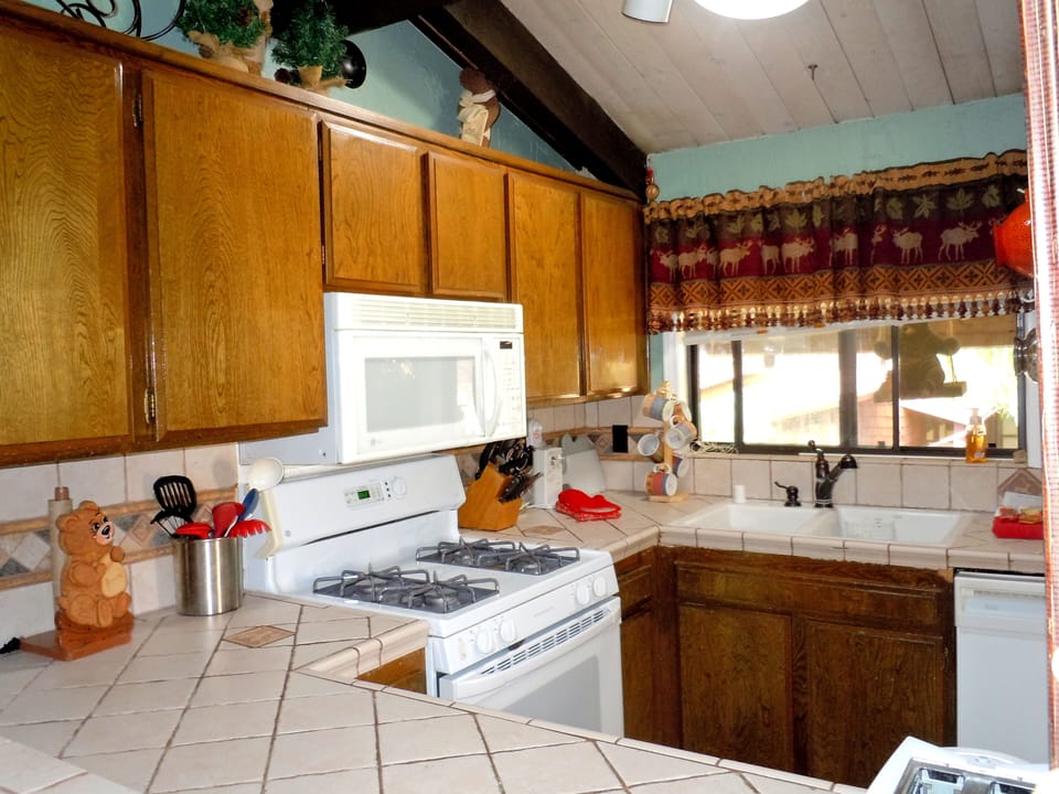 Breakfast bar and pass-through to dining area