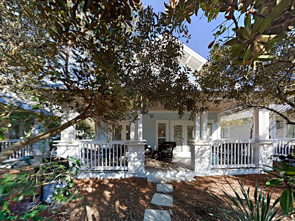 Make memories at the Good Life, nestled in native Panhandle oaks & palmettos.