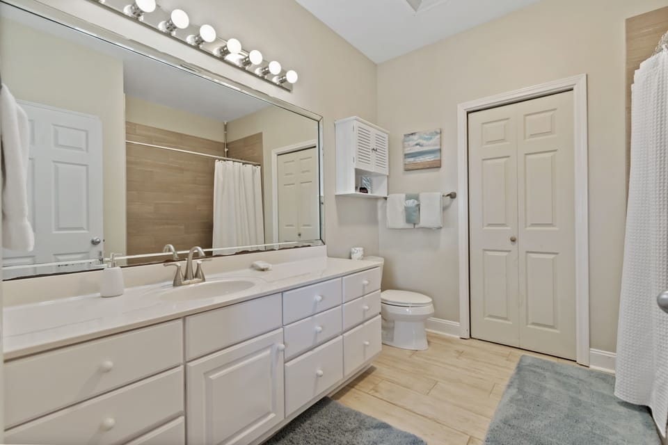 The en suite bath