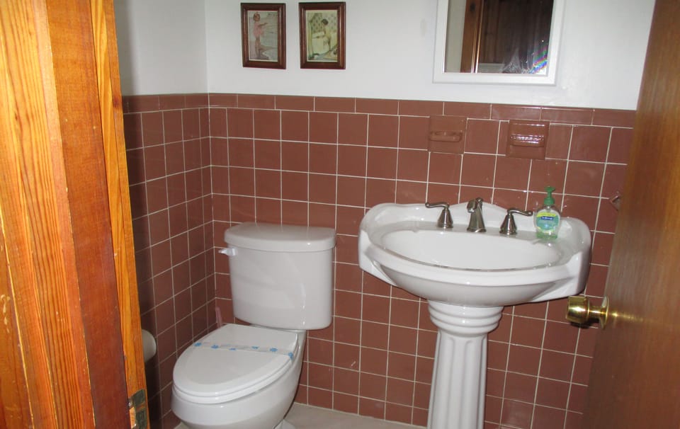 Master Queen Powder Room