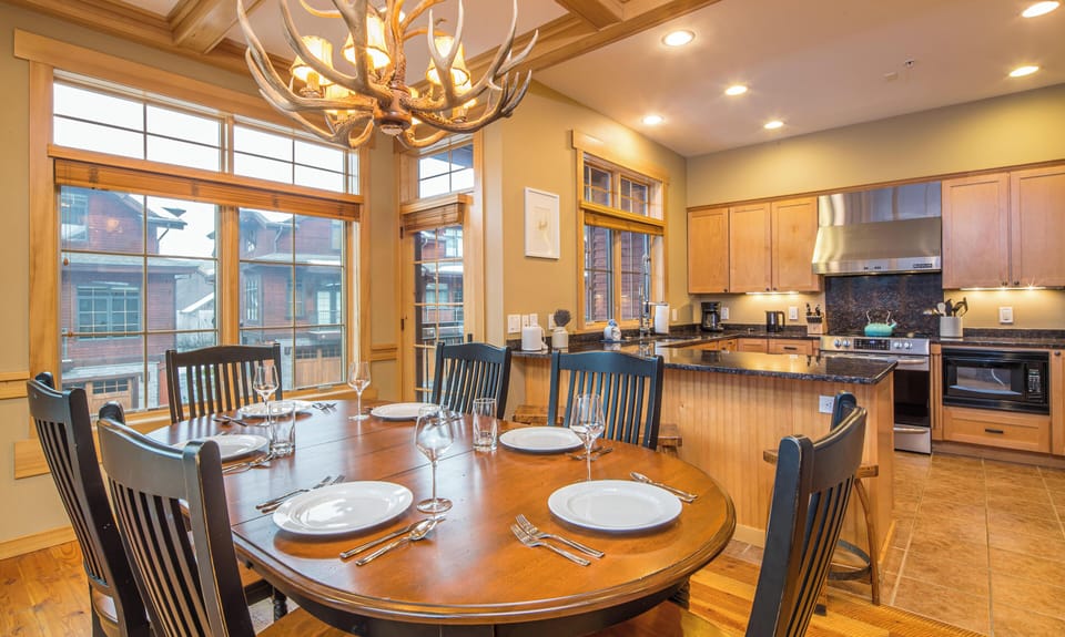 Dining Area with Table Seating for 6