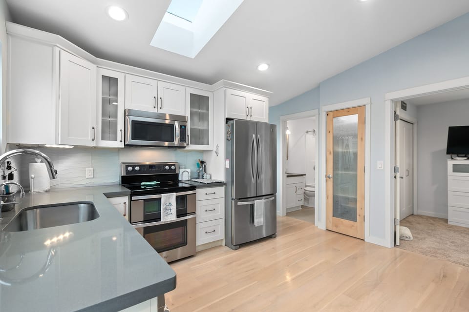 Fully loaded kitchen! Double oven/toaster, frig w/water dispenser inside, pantry