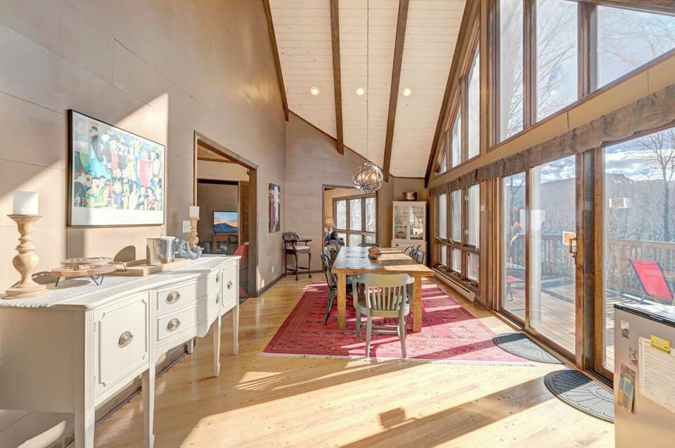 Dining Room--- Lots of Light