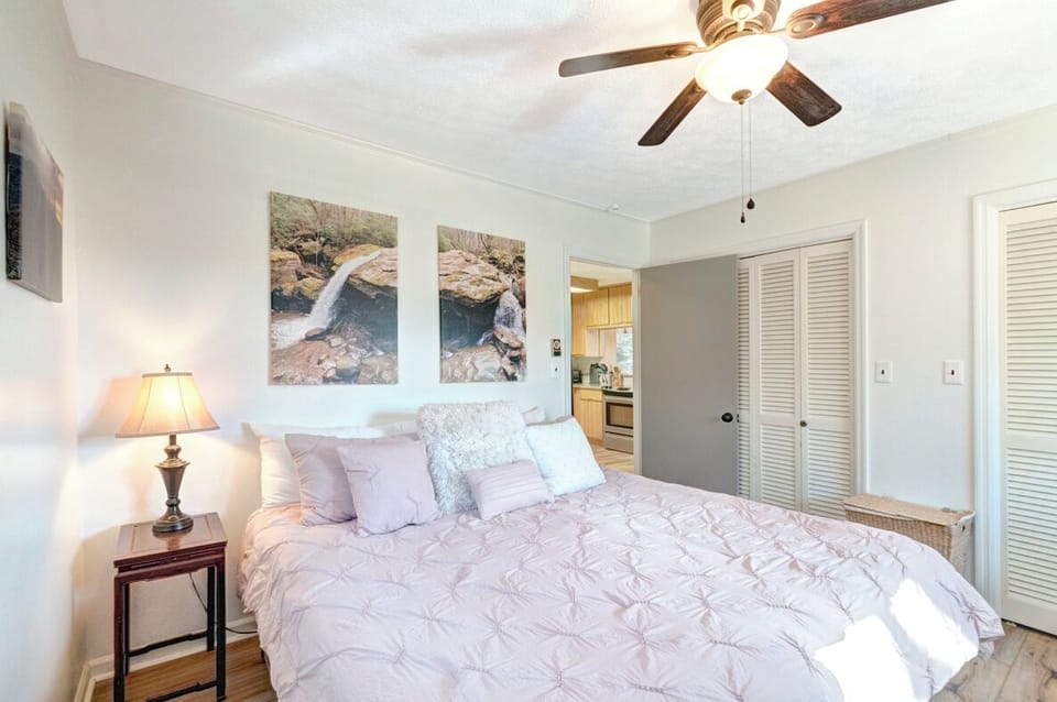 Primary Bedroom--- King Size Bed, Main Floor