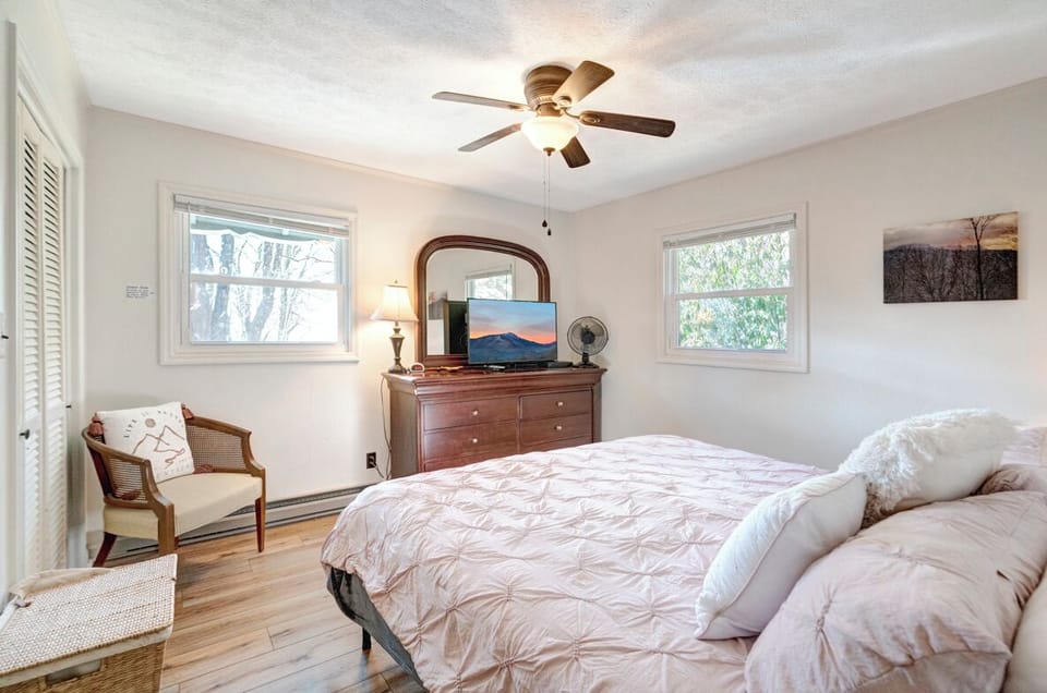 Primary Bedroom--- King Size Bed, Main Floor