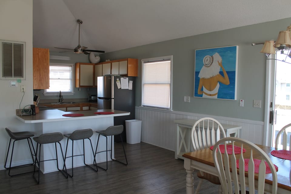 Spacious Kitchen with breakfast bar 