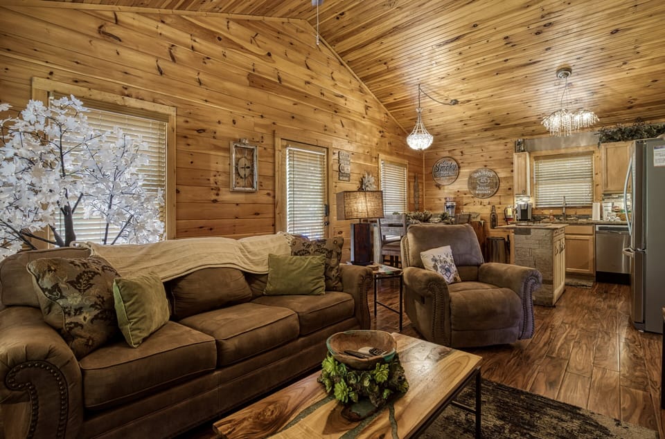 Pigeon Forge Cabin "Cabin Fever" - Living room and kitchen