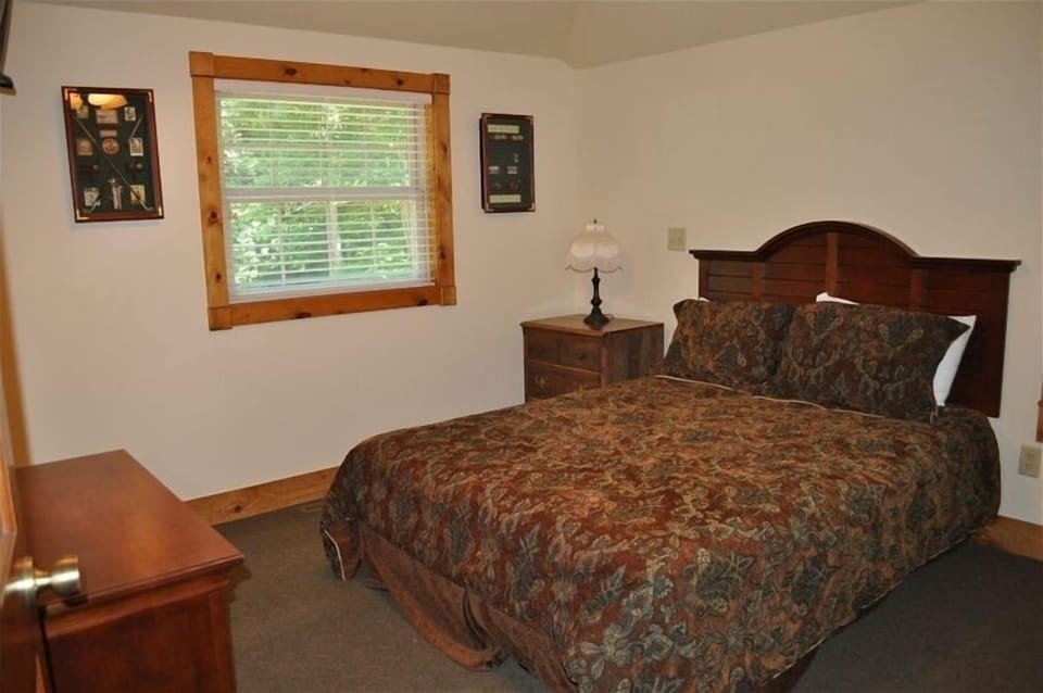 Coach House queen size bedroom.