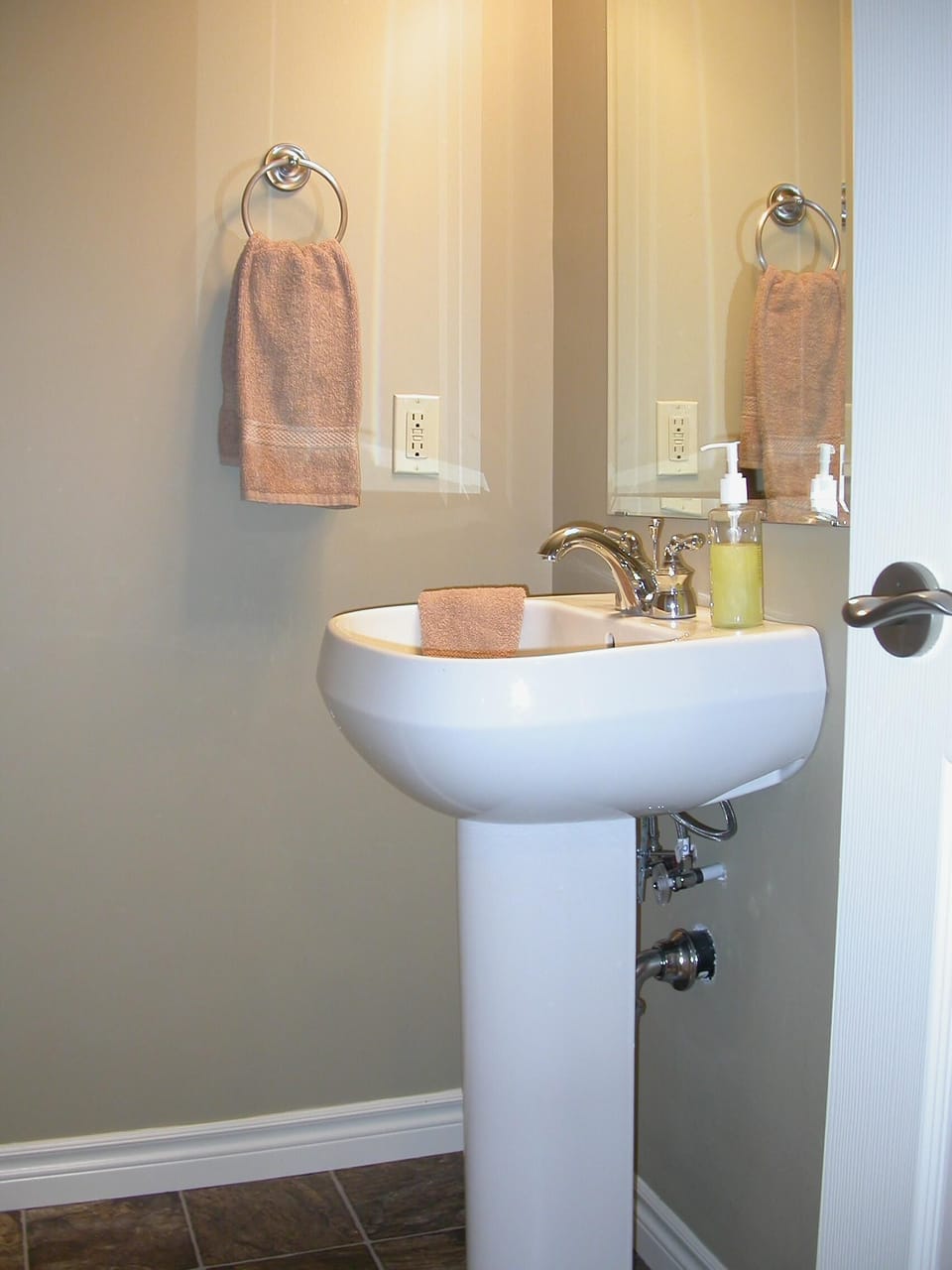 Ensuite (shower is out of view)