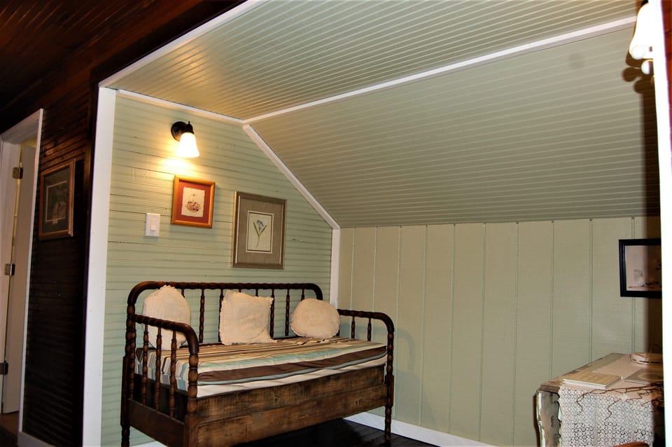 sitting nook by bedroom 5