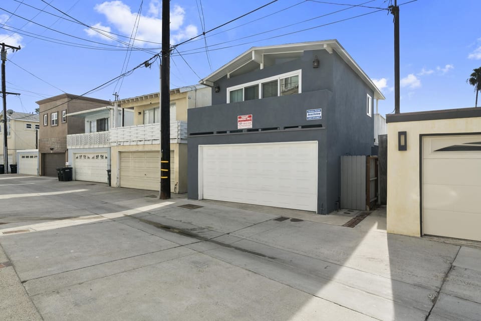 This unit includes 1 parking space in the shared double garage. Rear alley access. Standard size vehicles only.
                