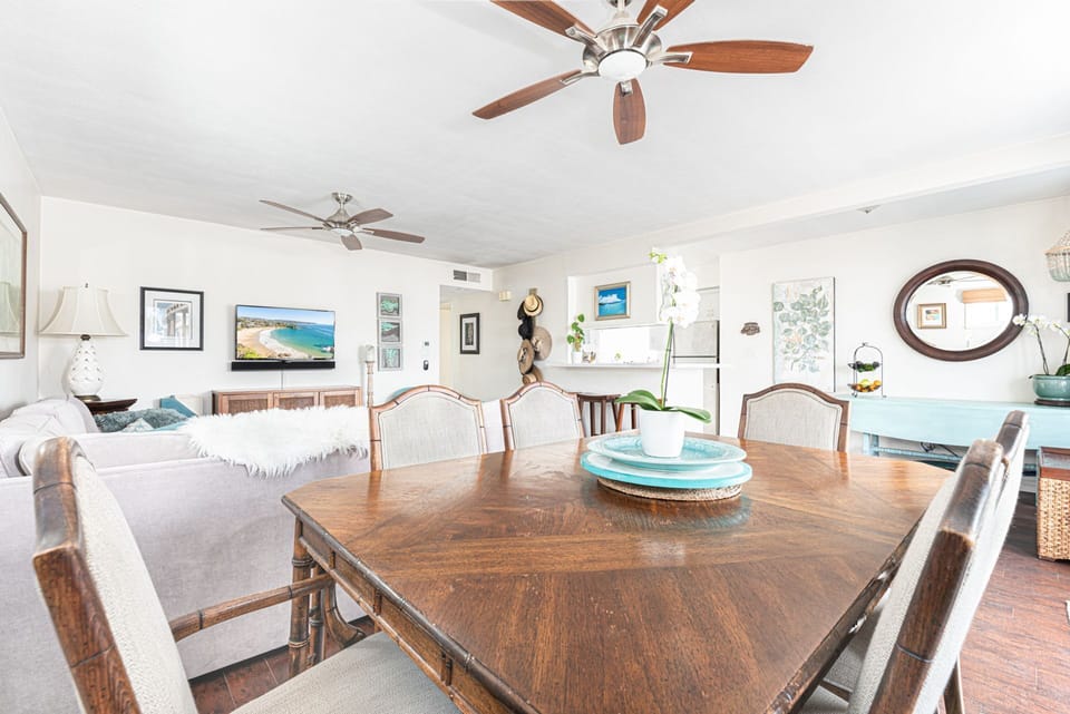 Open the large sliding glass doors to welcome in the California sunshine and fresh ocean breezes.
                