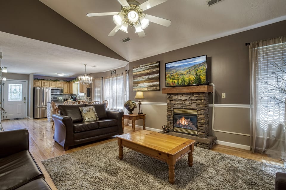 Vacation Rental in the Smoky Mountains "Striking Waters" - Living room