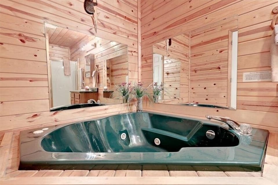 Jacuzzi tub in main bath