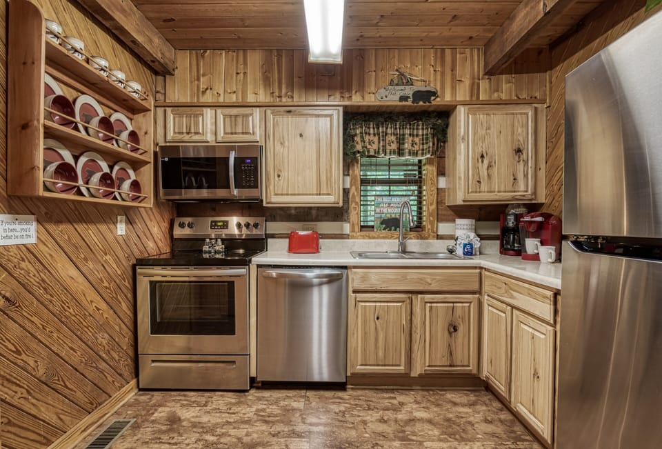Smoky Mountain Cabin "Cozy Bear Escape" - Fully furnished kitchen