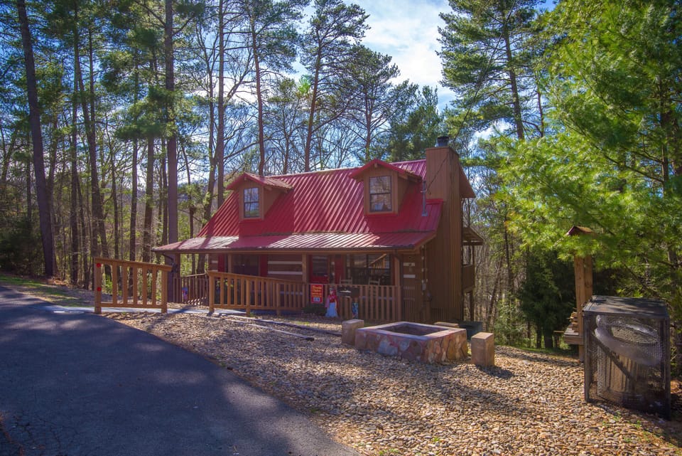 Pigeon Forge Cabin "Cozy Bear Escape" - Parking area