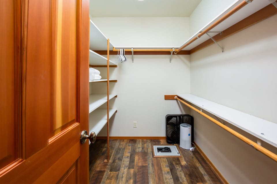Ensuite King Bedroom Walk-in Closet - Main Level