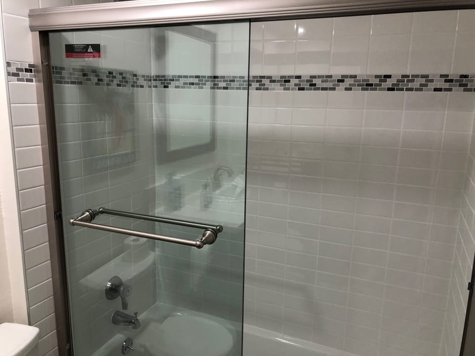 2nd Bathroom Shower/Tub