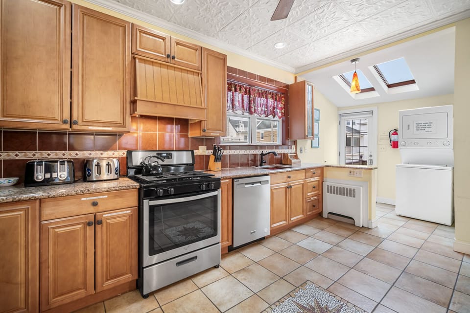 Kitchen Features Gas range and Dishwasher
