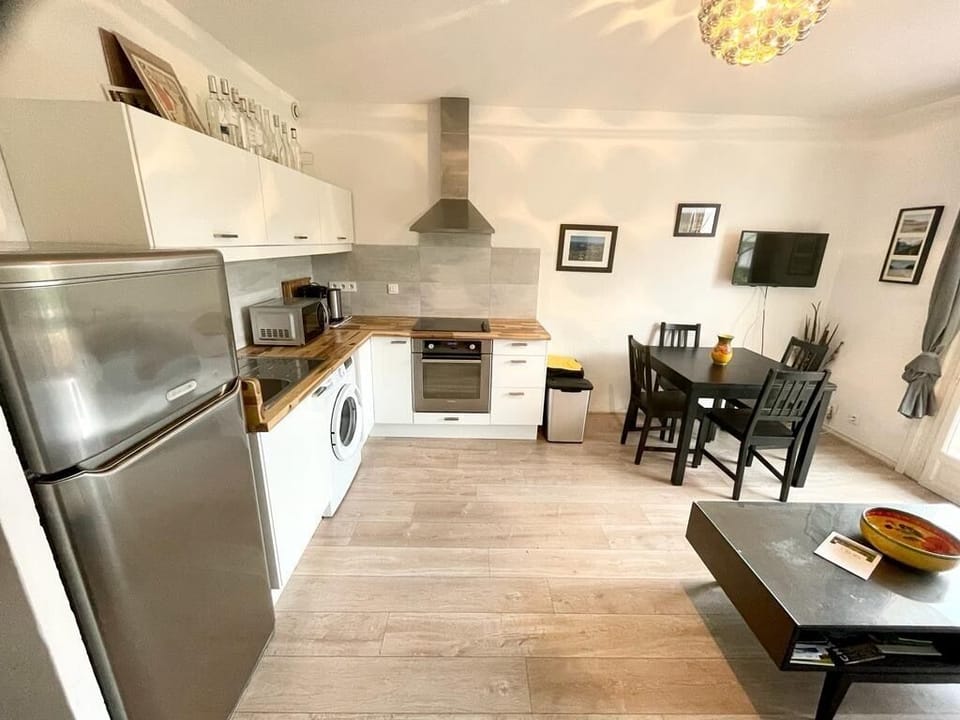 Living room, kitchen and dining area.