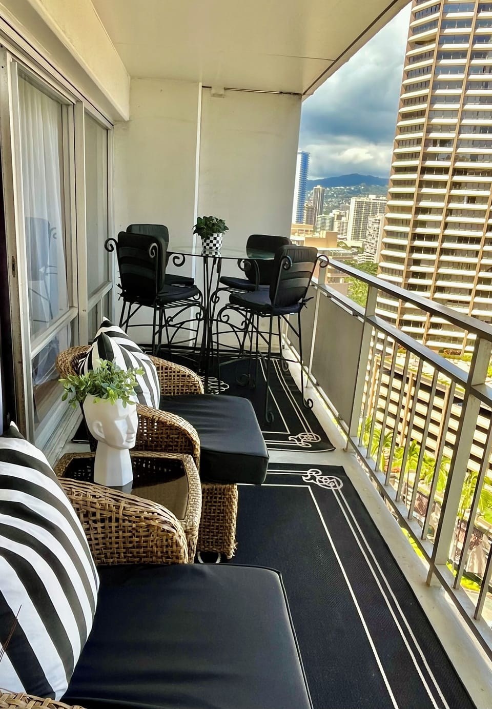 Dining for 4 + lounging for 2