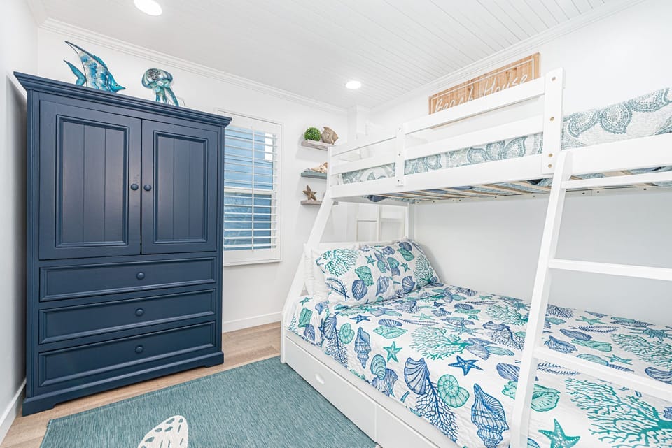 The guest bedroom includes a full/twin bunk bed set and a walk-thru door to Jack n Jill bathroom.
                